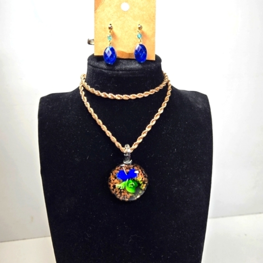 Guess Goldtone 20" Twisted Chain Glass Pendant Blue Flower Gold Flake Earrings